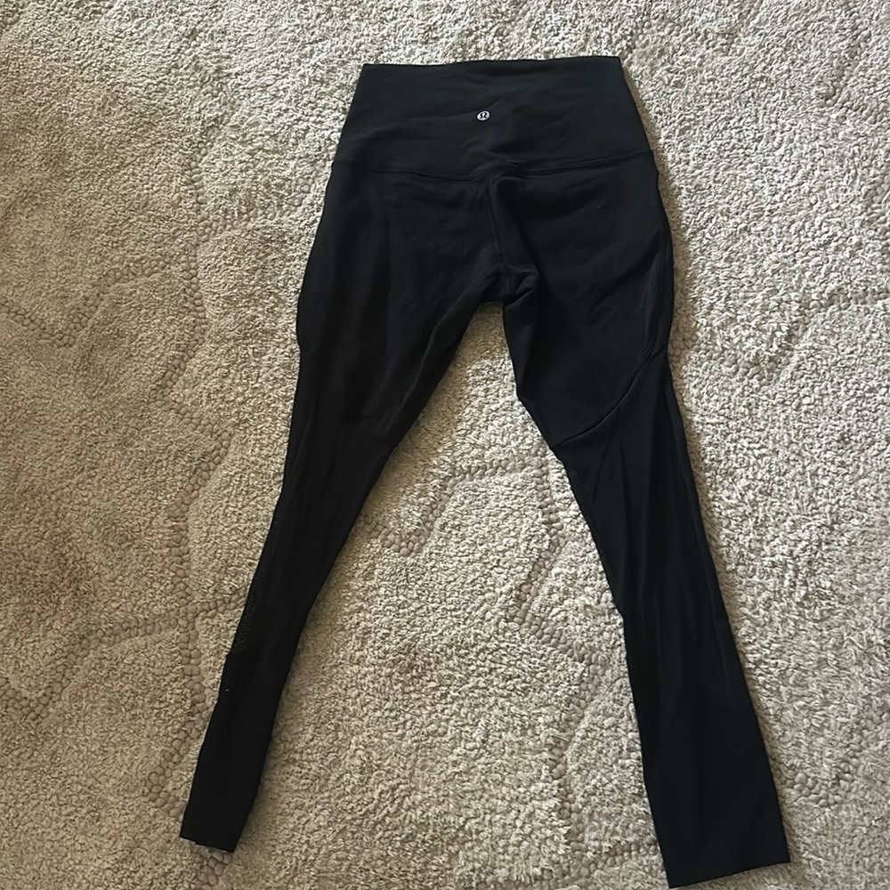 Lululemon legging mesh inserts on legs. Discreet front pockets great condition